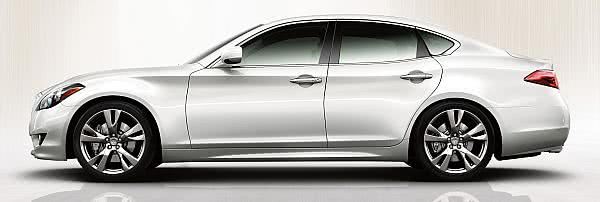 Infiniti M: virtuelle Weltpremiere der Luxuslimousine