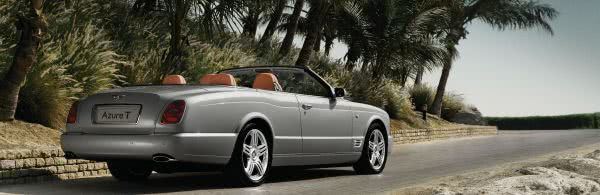 Freiluftluxus mit geballter Kraft: der Bentley Azure