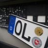 So wird der Kennzeichenhalter geöffnet und angebracht